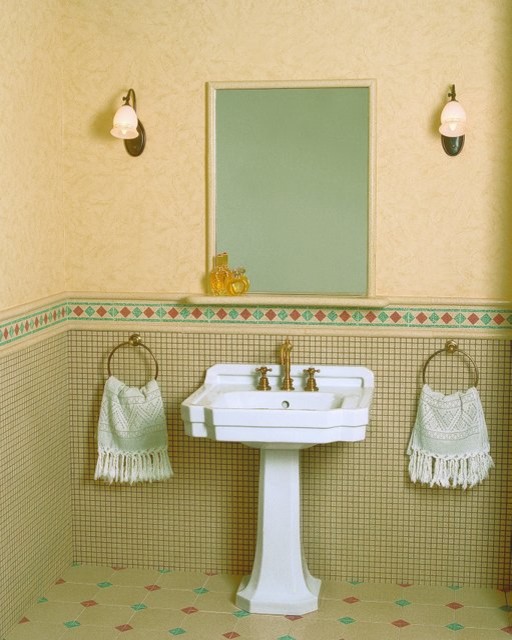 Idéer för ett klassiskt badrum, med flerfärgad kakel, rosa väggar, terrazzogolv och ett piedestal handfat