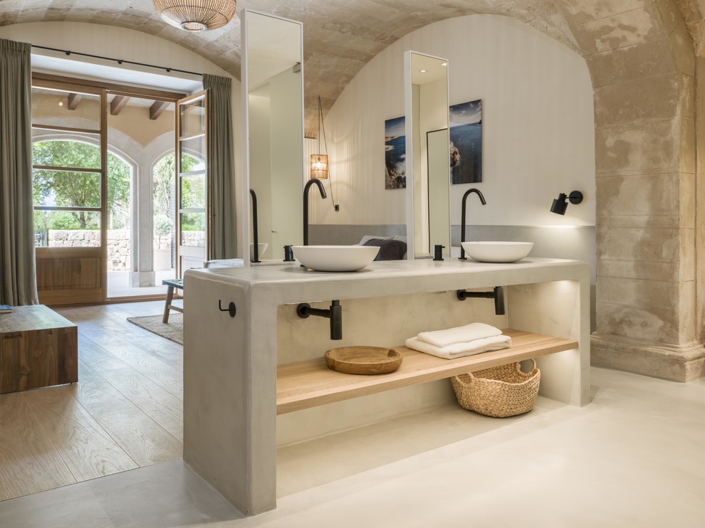 Idee per una stanza da bagno mediterranea con nessun'anta, pareti bianche, lavabo a bacinella, pavimento beige e top grigio