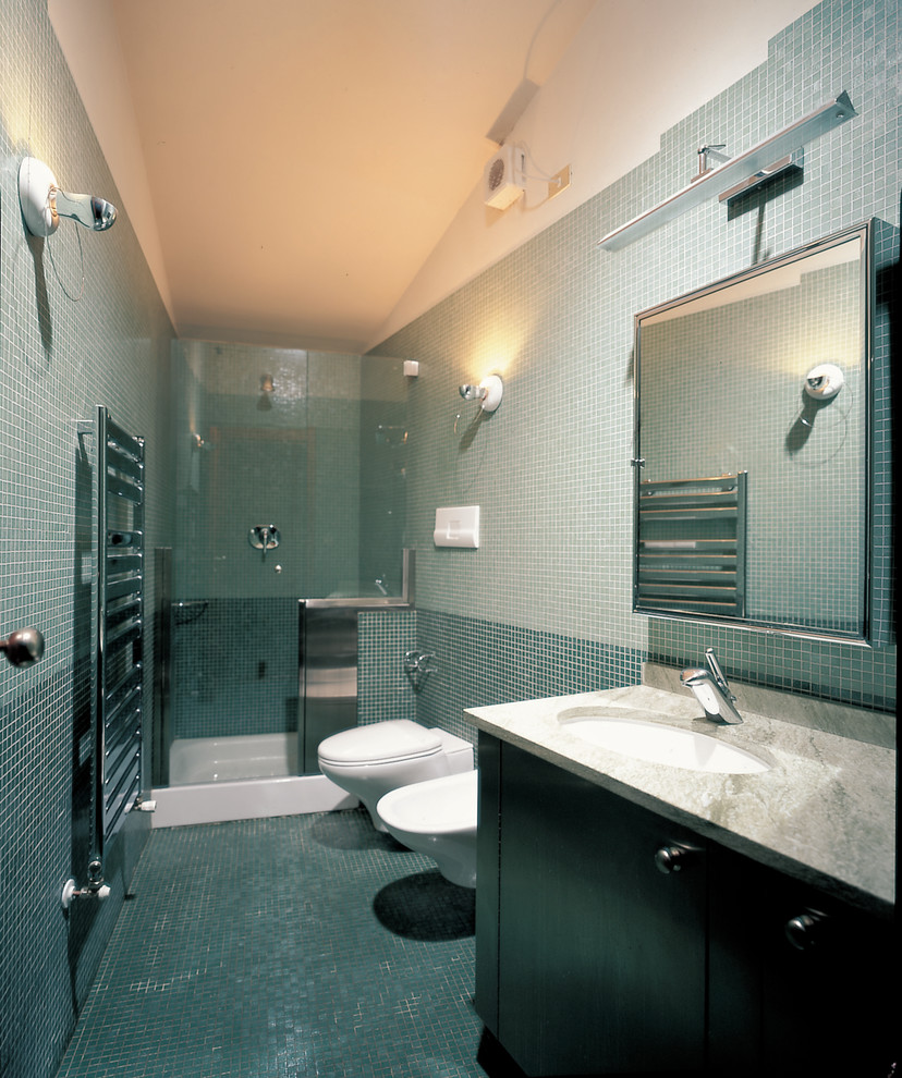 Idee per una stanza da bagno con doccia moderna di medie dimensioni con ante a filo, top in marmo e top verde