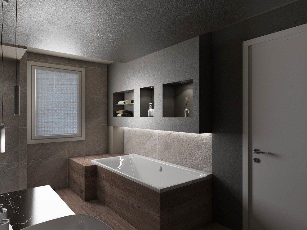 Inspiration för mycket stora moderna svart en-suite badrum, med släta luckor, skåp i mellenmörkt trä, ett fristående badkar, en öppen dusch, en toalettstol med separat cisternkåpa, grå kakel, porslinskakel, bruna väggar, ett fristående handfat, marmorbänkskiva, beiget golv och med dusch som är öppen
