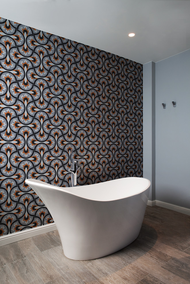 Пример оригинального дизайна: главная ванная комната среднего размера в современном стиле с отдельно стоящей ванной, разноцветной плиткой, плиткой мозаикой, разноцветными стенами и паркетным полом среднего тона