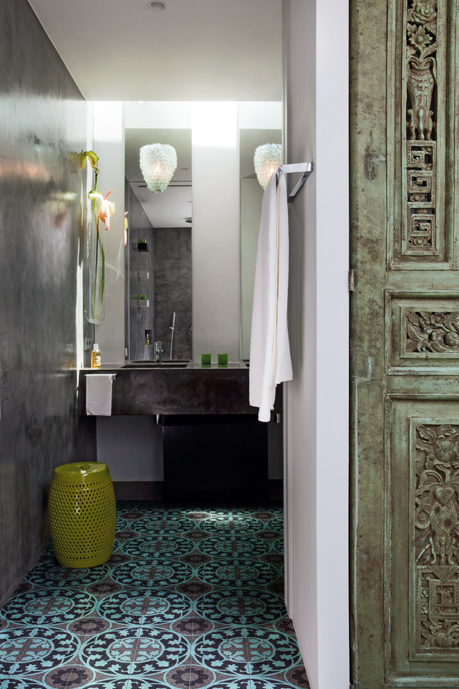 ボローニャにある中くらいなコンテンポラリースタイルのおしゃれなマスターバスルーム (オープンシェルフ、マルチカラーのタイル、グレーの壁、モザイクタイル、一体型シンク、珪岩の洗面台) の写真