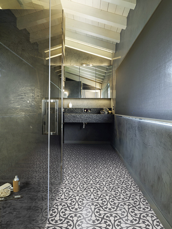 Свежая идея для дизайна: главная ванная комната среднего размера в современном стиле с душем без бортиков, серой плиткой, плиткой из листового камня, серыми стенами, полом из мозаичной плитки, консольной раковиной и мраморной столешницей - отличное фото интерьера