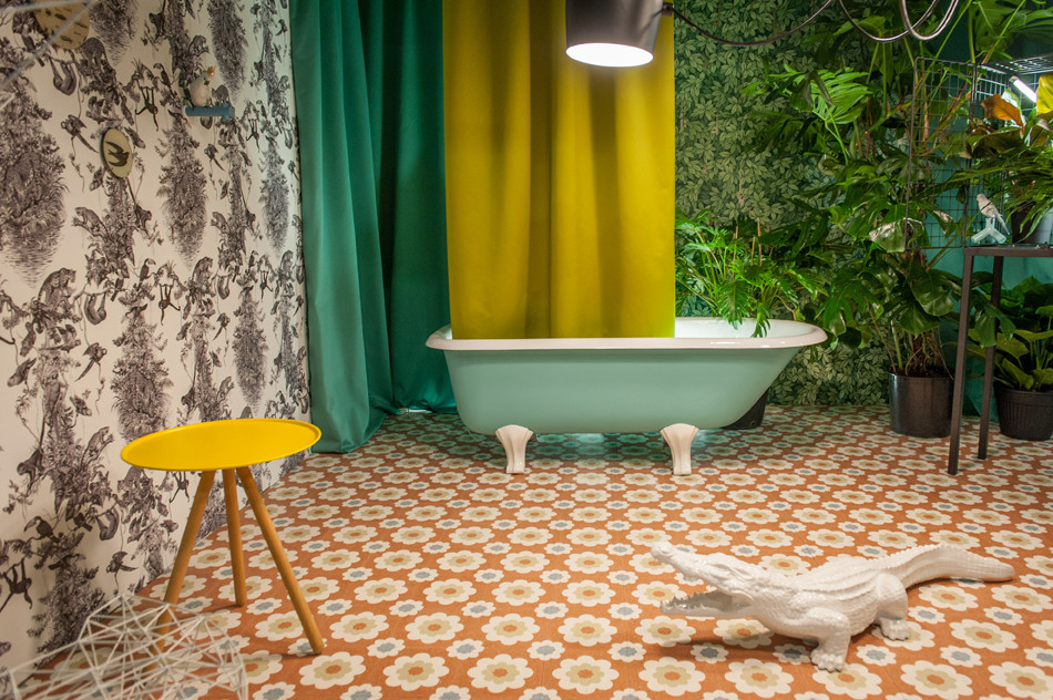 Пример оригинального дизайна: главная ванная комната среднего размера в морском стиле с ванной на ножках, разноцветной плиткой, плиткой мозаикой, разноцветными стенами и мраморным полом