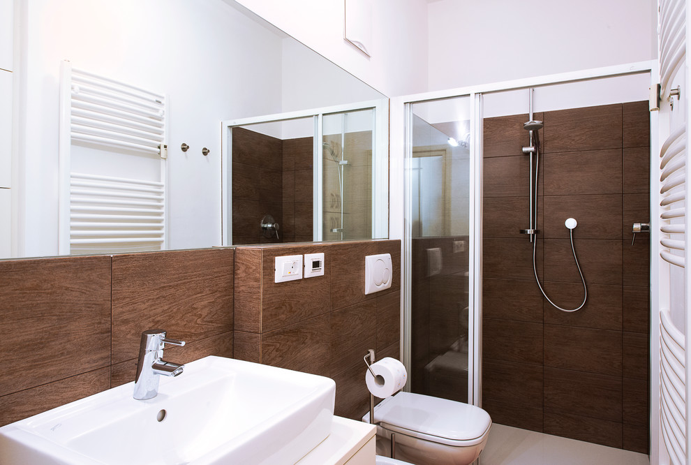 На фото: ванная комната в современном стиле с унитазом-моноблоком, белыми стенами и настольной раковиной