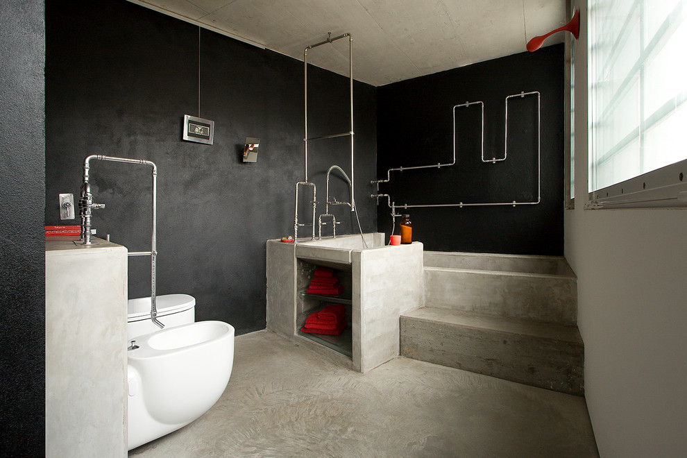 Cette image montre une salle de bain bohème avec un placard sans porte et un plan de toilette en béton.