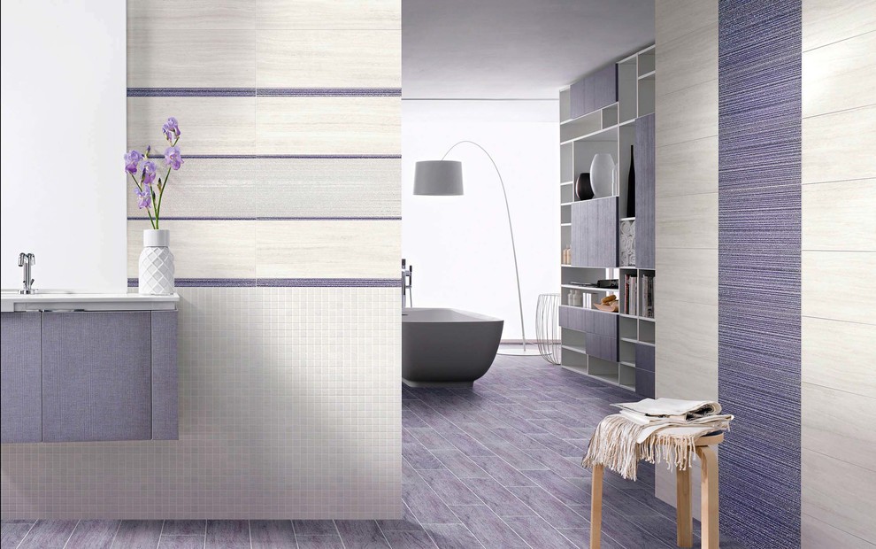 他の地域にある広いコンテンポラリースタイルのおしゃれなマスターバスルーム (フラットパネル扉のキャビネット、紫のキャビネット、和式浴槽、マルチカラーのタイル、セラミックタイル、セラミックタイルの床、紫の床) の写真