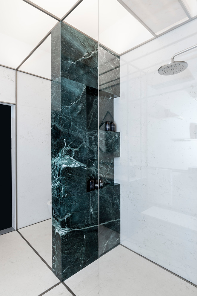 Foto di una stanza da bagno design con pavimento in marmo