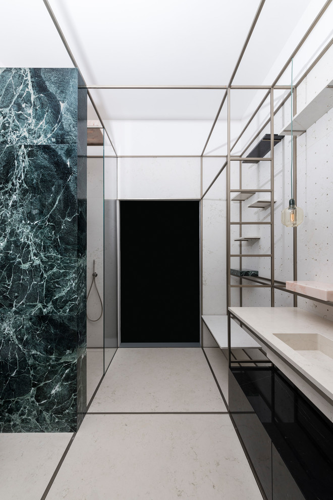 Esempio di una stanza da bagno contemporanea con pavimento in marmo