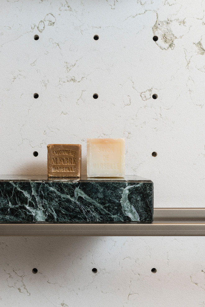 Ispirazione per una stanza da bagno minimal con pavimento in marmo