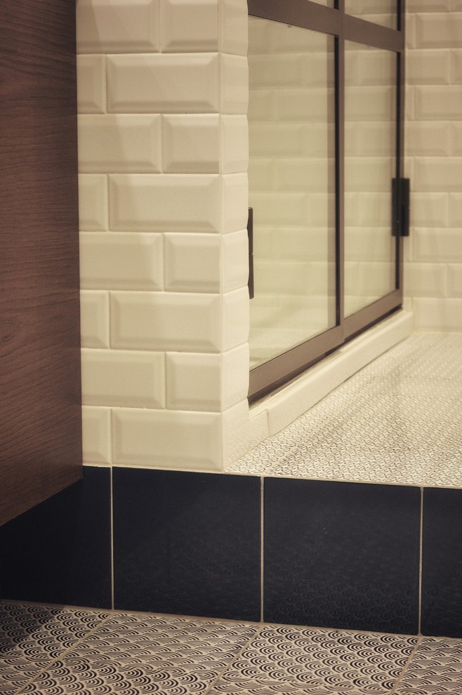 Идея дизайна: ванная комната среднего размера в стиле лофт с фасадами с декоративным кантом, темными деревянными фасадами, душем в нише, раздельным унитазом, белой плиткой, плиткой кабанчик, белыми стенами, полом из керамической плитки, душевой кабиной, накладной раковиной, столешницей из гранита, синим полом и душем с распашными дверями