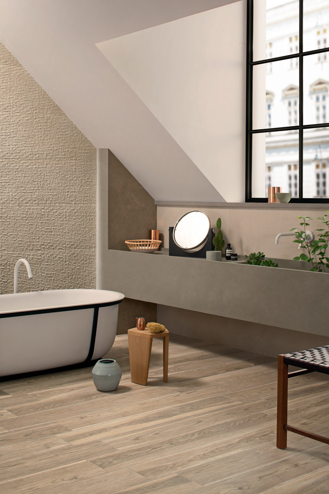 Diseño de cuarto de baño contemporáneo con baldosas y/o azulejos beige, baldosas y/o azulejos de porcelana y suelo de baldosas de cerámica