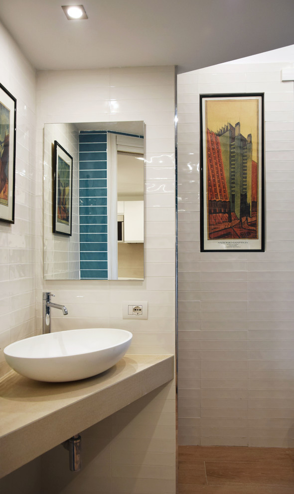 Idee per una stanza da bagno moderna con doccia a filo pavimento, piastrelle in gres porcellanato, pareti multicolore e pavimento in gres porcellanato