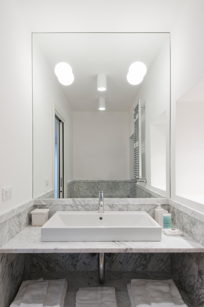 Идея дизайна: главная ванная комната среднего размера в современном стиле с серыми фасадами, серой плиткой, мраморной плиткой, белыми стенами, настольной раковиной и мраморной столешницей