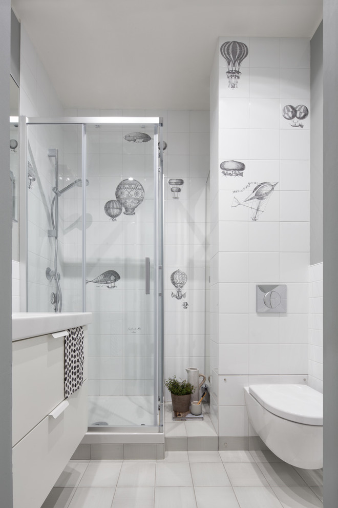 Ispirazione per una stanza da bagno con doccia design di medie dimensioni con ante lisce, ante bianche, doccia ad angolo, WC sospeso, pareti bianche, pavimento con piastrelle in ceramica, pavimento bianco e porta doccia a battente