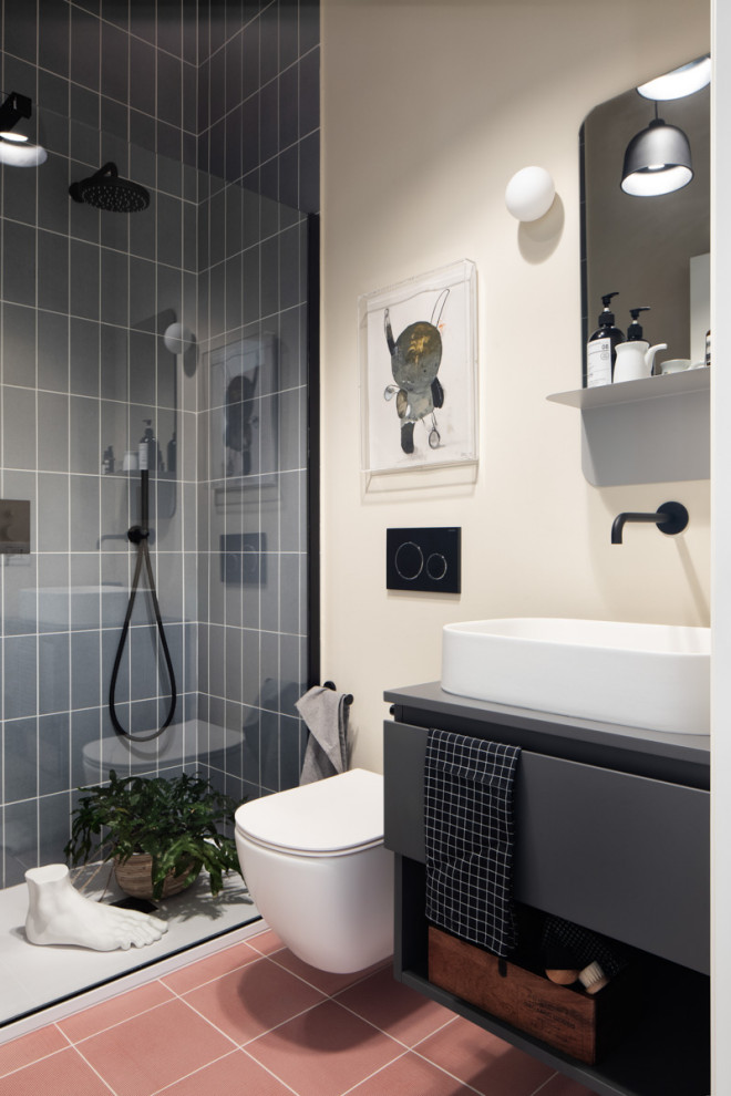 Idéer för ett modernt grå badrum, med släta luckor, grå skåp, en dusch i en alkov, grå kakel, beige väggar, ett fristående handfat och rosa golv