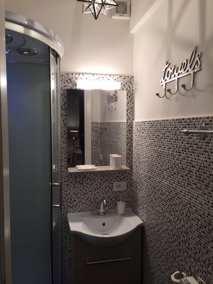 Kleines Modernes Duschbad mit flächenbündigen Schrankfronten, beigen Schränken, Eckdusche, Bidet, schwarz-weißen Fliesen, Mosaikfliesen, bunten Wänden, Schieferboden und Sockelwaschbecken in Rom