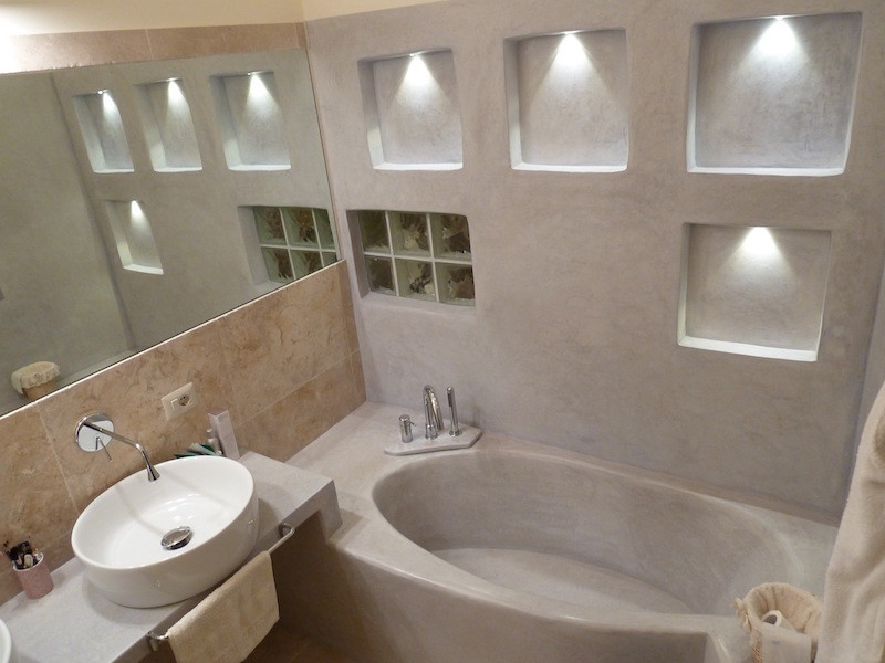Exempel på ett modernt badrum, med kalkstensgolv