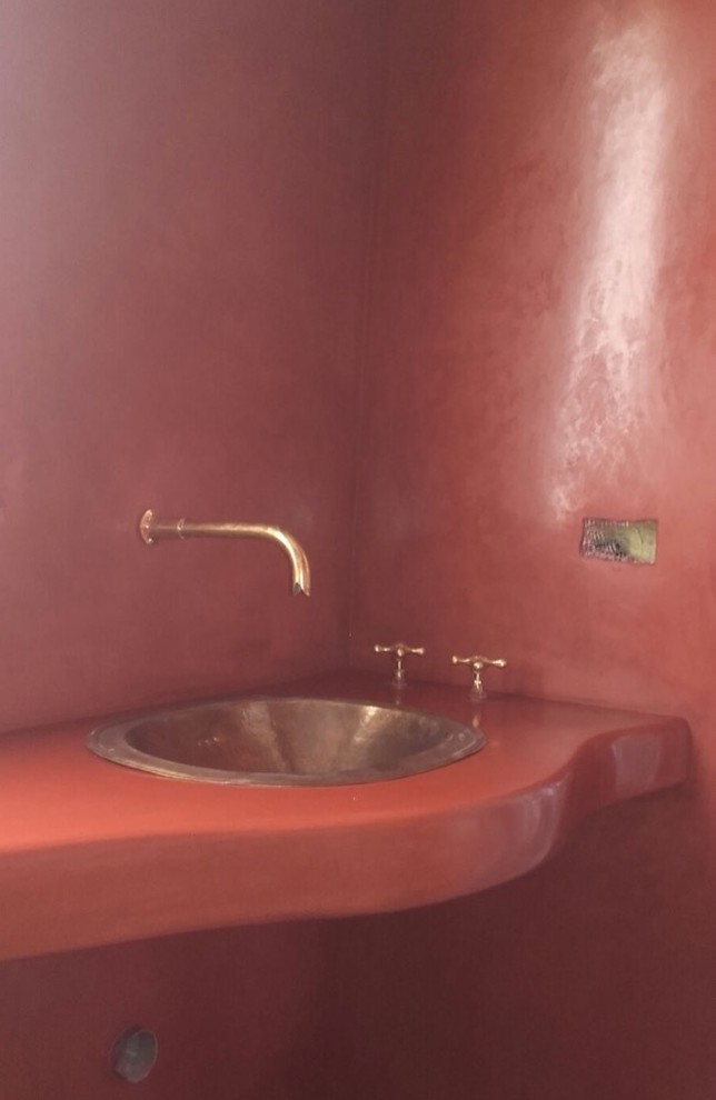 Immagine di una stanza da bagno etnica con pareti rosse