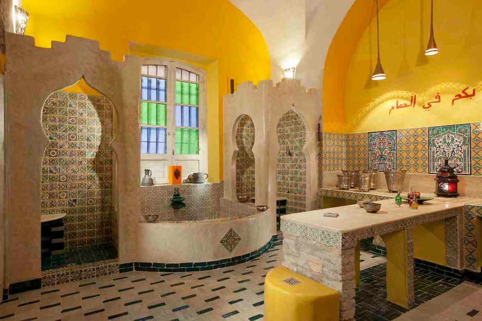 На фото: ванная комната в восточном стиле с полом из терракотовой плитки с