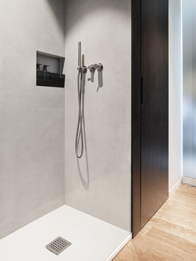 Idéer för ett litet modernt svart badrum med dusch, med en kantlös dusch, en toalettstol med separat cisternkåpa, grå kakel, porslinskakel, grå väggar, mörkt trägolv, ett fristående handfat, marmorbänkskiva, grått golv och dusch med gångjärnsdörr