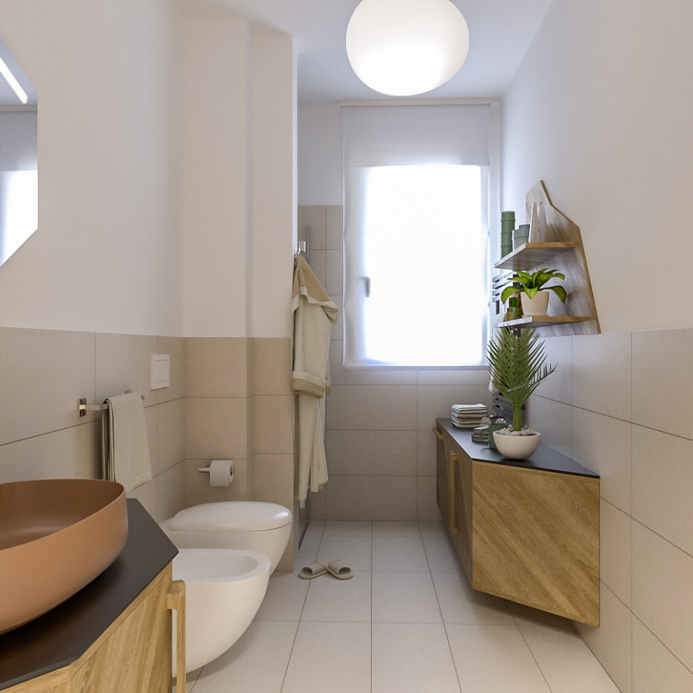 Источник вдохновения для домашнего уюта: ванная комната среднего размера в современном стиле с плоскими фасадами, светлыми деревянными фасадами, душем в нише, инсталляцией, бежевой плиткой, керамогранитной плиткой, белыми стенами, полом из керамогранита, душевой кабиной, настольной раковиной, столешницей из искусственного камня, бежевым полом, душем с распашными дверями и черной столешницей