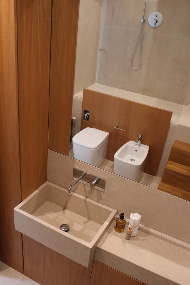Пример оригинального дизайна: большая ванная комната в современном стиле с плоскими фасадами, фасадами цвета дерева среднего тона, двойным душем, раздельным унитазом, разноцветными стенами, мраморным полом, душевой кабиной, раковиной с несколькими смесителями и мраморной столешницей