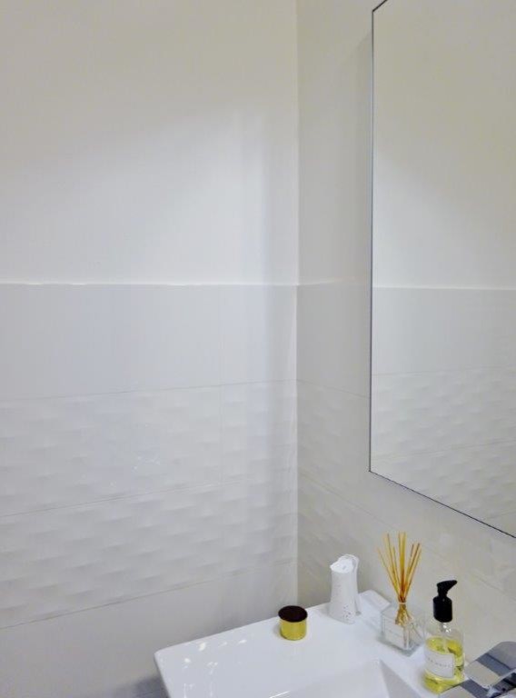 ミラノにあるお手頃価格の小さなモダンスタイルのおしゃれなバスルーム (浴槽なし) (フラットパネル扉のキャビネット、淡色木目調キャビネット、白いタイル、磁器タイル、白い壁、磁器タイルの床、一体型シンク、ベージュの床、白い洗面カウンター) の写真