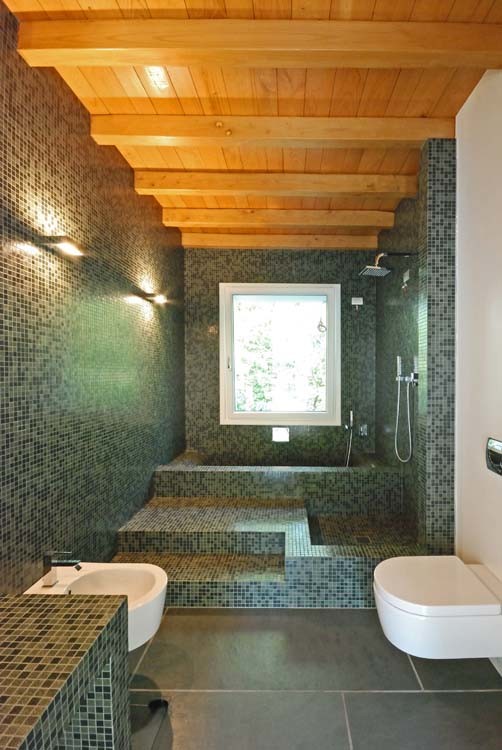 Foto de cuarto de baño campestre con ducha abierta, baldosas y/o azulejos verdes, baldosas y/o azulejos en mosaico y aseo y ducha