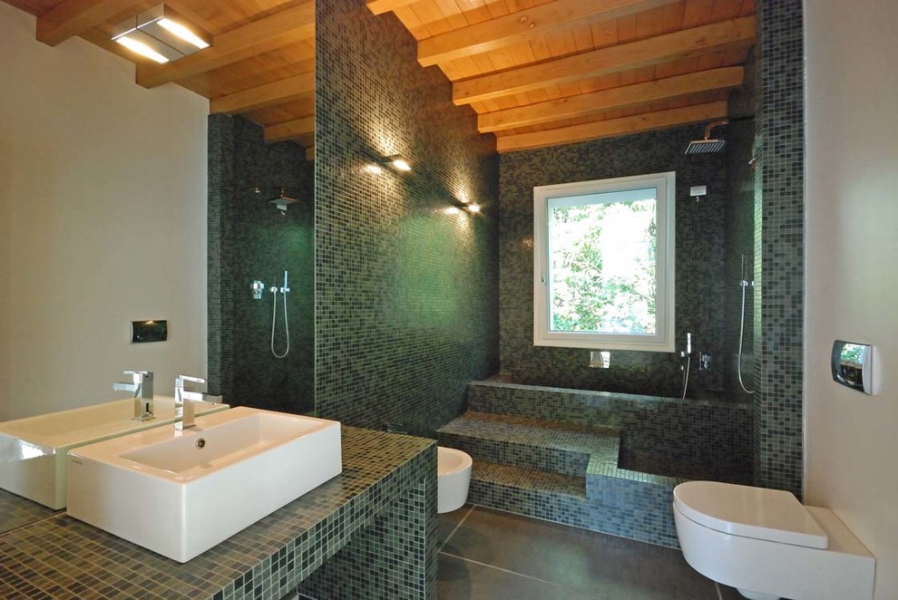 На фото: ванная комната в стиле кантри с открытым душем, зеленой плиткой и плиткой мозаикой с