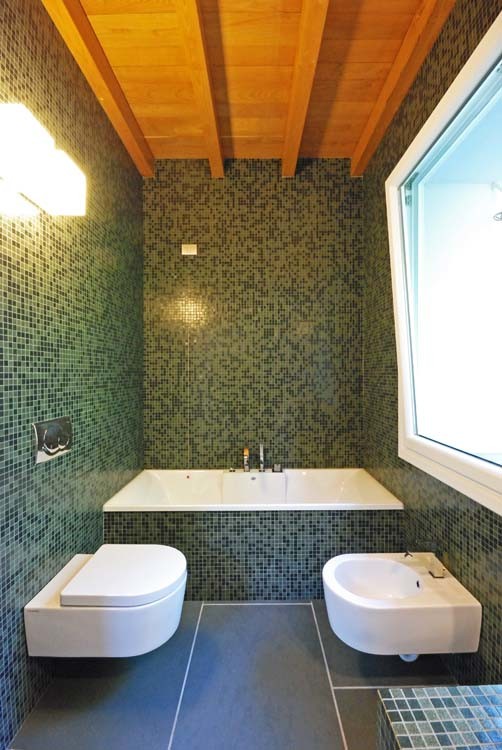 Idéer för ett lantligt badrum, med en öppen dusch, grön kakel och mosaik
