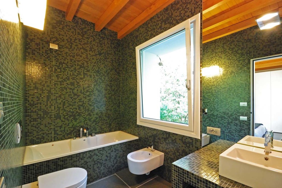 Источник вдохновения для домашнего уюта: ванная комната в стиле кантри с накладной ванной, зеленой плиткой и плиткой мозаикой