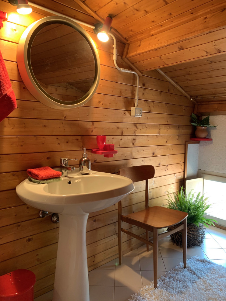 Идея дизайна: маленькая ванная комната в стиле фьюжн с угловым душем, унитазом-моноблоком, коричневой плиткой, коричневыми стенами, полом из керамогранита, душевой кабиной, раковиной с пьедесталом, бежевым полом, тумбой под одну раковину и панелями на стенах для на участке и в саду