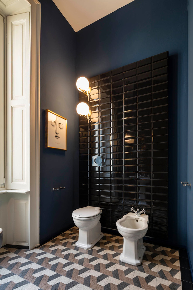 Esempio di una stanza da bagno con doccia contemporanea di medie dimensioni con piastrelle nere, piastrelle in gres porcellanato, pareti blu, WC a due pezzi, pavimento in cementine e pavimento multicolore