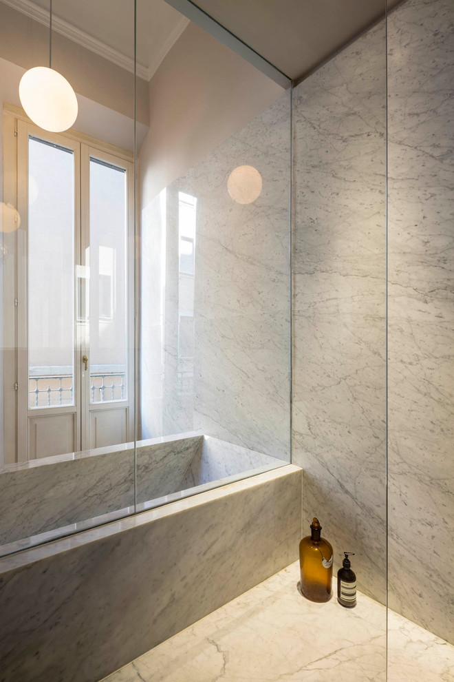 Стильный дизайн: большая главная ванная комната в современном стиле с мраморной плиткой, серыми стенами, ванной в нише, душевой комнатой, белой плиткой, бетонным полом, серым полом и открытым душем - последний тренд
