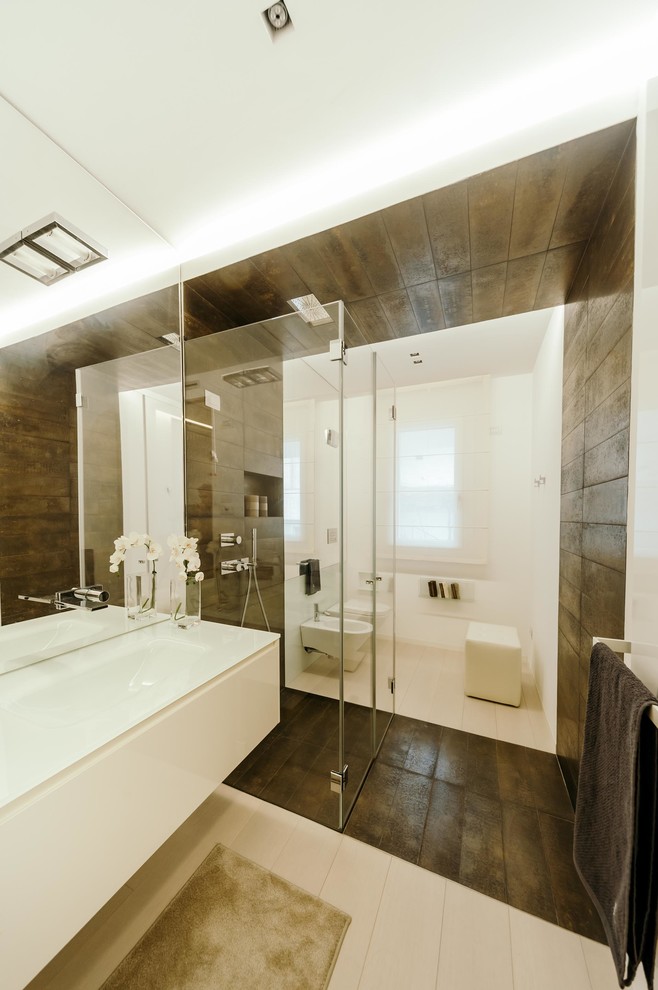 Ispirazione per una stanza da bagno minimal con doccia a filo pavimento e lavabo rettangolare
