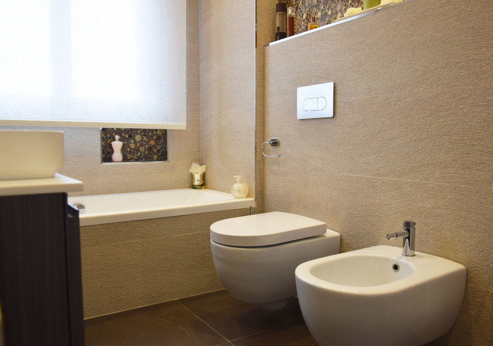 Idee per una stanza da bagno minimalista con ante marroni, piastrelle beige, piastrelle in gres porcellanato, pareti bianche, pavimento in gres porcellanato e pavimento marrone