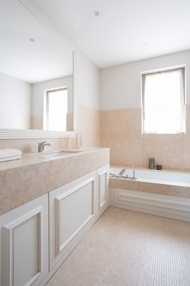 Idéer för vintage rosa en-suite badrum, med vita skåp, ett platsbyggt badkar, vit kakel, marmorkakel, vita väggar, mosaikgolv, ett nedsänkt handfat, marmorbänkskiva och rosa golv