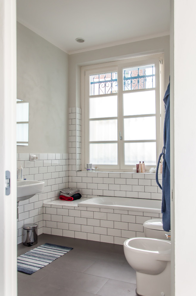 Inspiration för mellanstora klassiska en-suite badrum, med ett badkar i en alkov, en dusch/badkar-kombination, en bidé, vita väggar, ett piedestal handfat och med dusch som är öppen