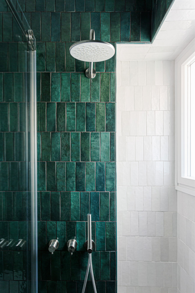 Idee per una grande stanza da bagno con doccia minimalista con doccia aperta, piastrelle verdi, piastrelle in ceramica, pareti verdi, pavimento in marmo e doccia aperta