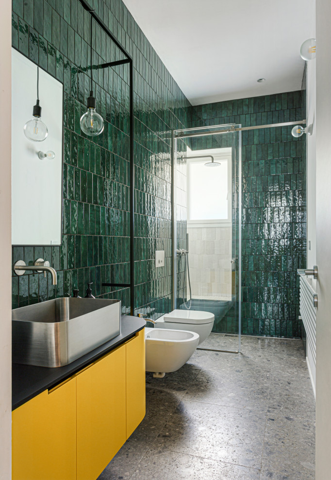 Пример оригинального дизайна: большая ванная комната в современном стиле с желтыми фасадами, открытым душем, инсталляцией, зеленой плиткой, керамической плиткой, зелеными стенами, мраморным полом, душевой кабиной, настольной раковиной, столешницей из ламината, серым полом, черной столешницей и плоскими фасадами