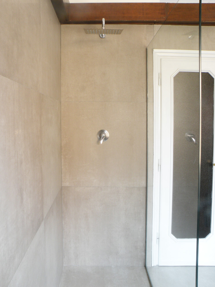 Свежая идея для дизайна: ванная комната среднего размера в стиле лофт с душем без бортиков, инсталляцией, серой плиткой, цементной плиткой, серыми стенами, полом из керамогранита, душевой кабиной, раковиной с несколькими смесителями, столешницей из бетона, серым полом и открытым душем - отличное фото интерьера