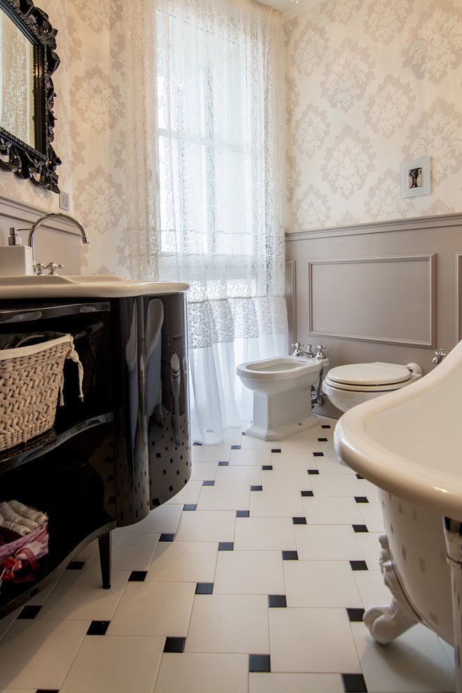 Inspiration för små moderna badrum, med öppna hyllor, svarta skåp, ett badkar med tassar, en toalettstol med separat cisternkåpa, svart och vit kakel, keramikplattor, beige väggar, klinkergolv i keramik, ett konsol handfat och bänkskiva i glas