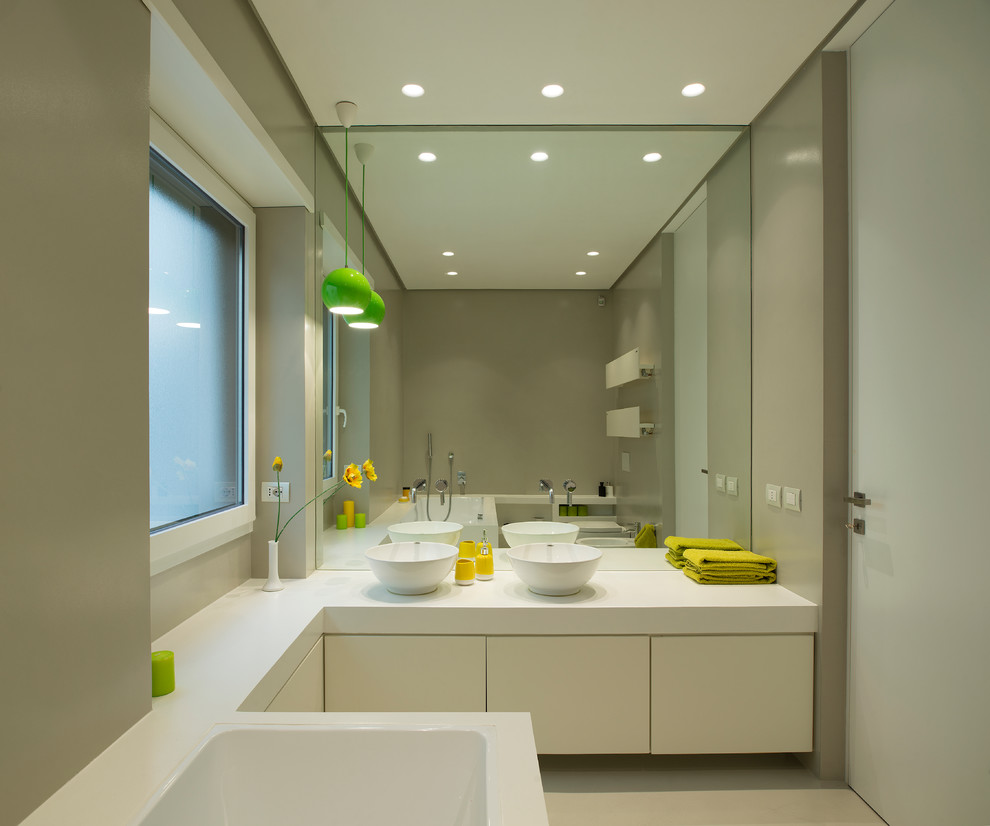 На фото: главная ванная комната среднего размера в современном стиле с плоскими фасадами, белыми фасадами, накладной ванной, бежевыми стенами и настольной раковиной