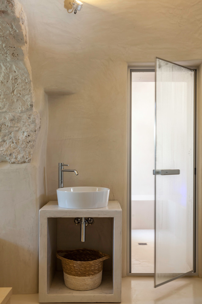 Idées déco pour un sauna méditerranéen de taille moyenne avec un placard sans porte, des portes de placard beiges, un bain bouillonnant, une douche à l'italienne, WC à poser, un mur beige, sol en béton ciré, une vasque, un plan de toilette en béton, un sol beige, aucune cabine et un plan de toilette beige.