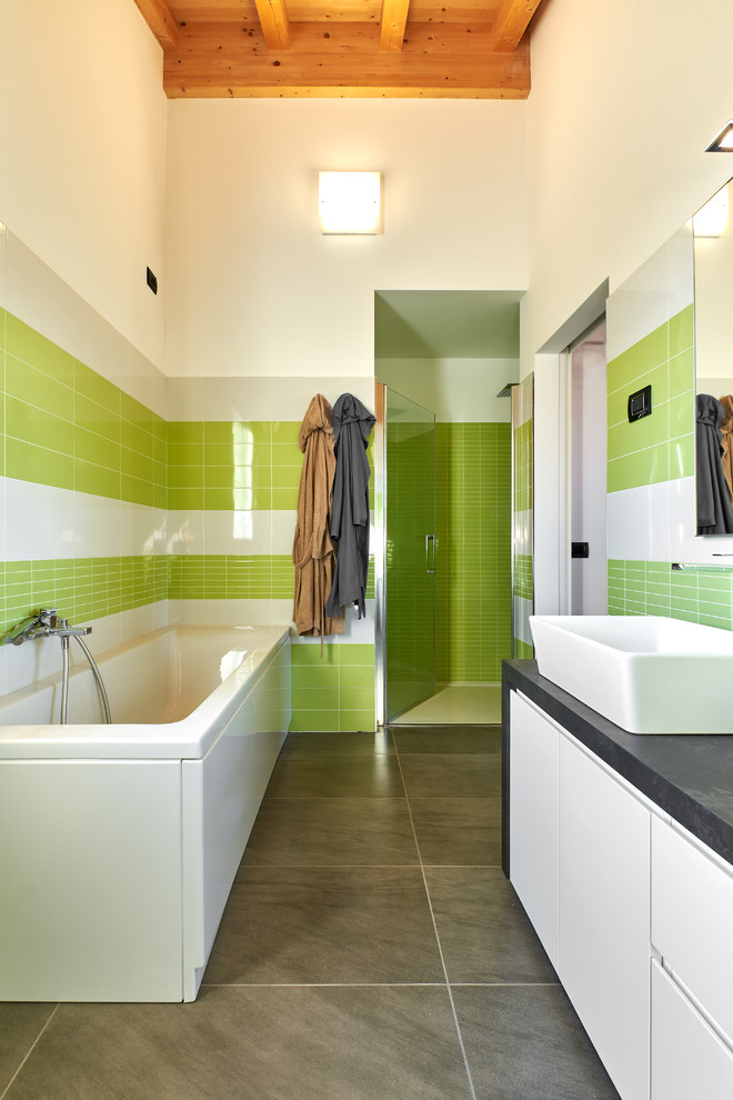 Idées déco pour une petite salle de bain principale contemporaine avec un placard à porte plane, des portes de placard blanches, un plan de toilette en carrelage, une baignoire indépendante, un espace douche bain, des carreaux de céramique, une vasque, une cabine de douche à porte battante, un sol en carrelage de céramique, un sol gris, un carrelage multicolore, un mur multicolore et un plan de toilette multicolore.