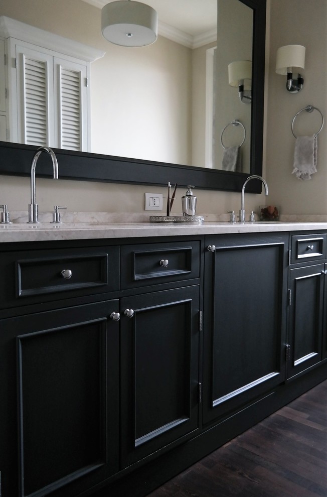 Foto di una stanza da bagno padronale tradizionale di medie dimensioni con ante a filo, ante nere, piastrelle di marmo, lavabo sottopiano e top in marmo