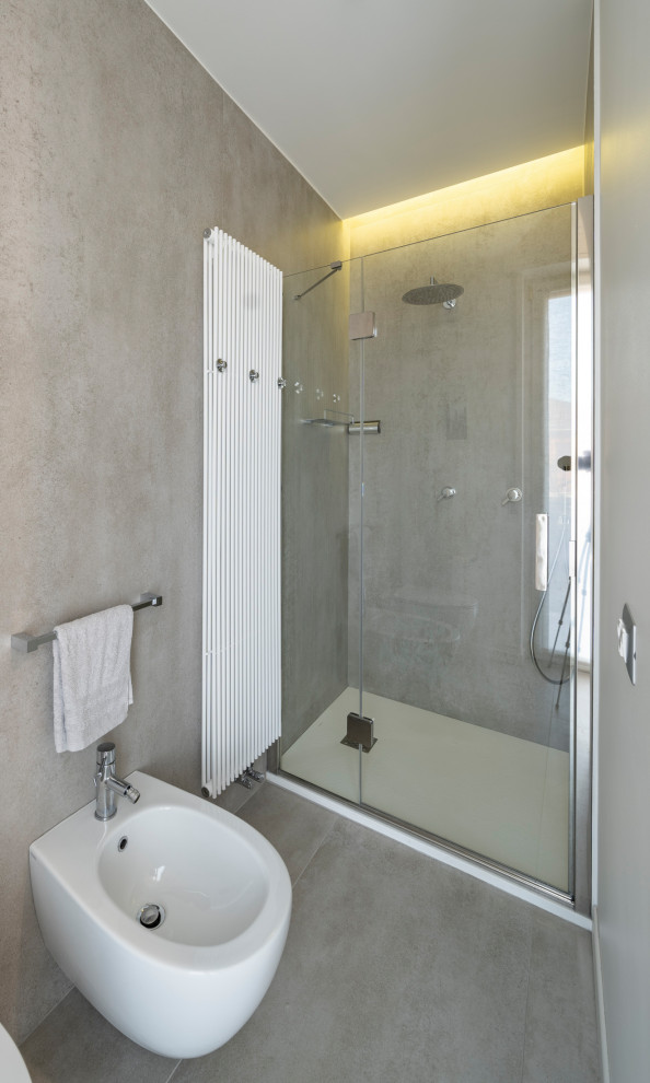 Свежая идея для дизайна: большая ванная комната в стиле модернизм с плоскими фасадами, белыми фасадами, душем в нише, раздельным унитазом, серой плиткой, керамогранитной плиткой, разноцветными стенами, полом из керамогранита, душевой кабиной, монолитной раковиной, столешницей из искусственного кварца, серым полом, душем с распашными дверями и белой столешницей - отличное фото интерьера
