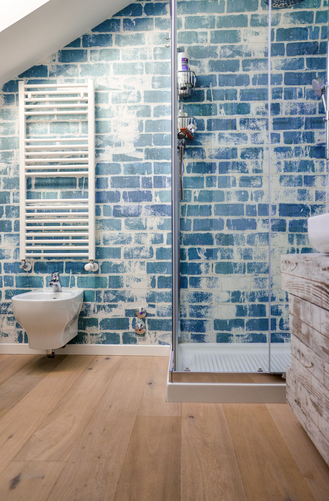 Idéer för ett litet shabby chic-inspirerat badrum med dusch, med släta luckor, skåp i ljust trä, en hörndusch, en vägghängd toalettstol, blå väggar, ljust trägolv, ett fristående handfat och laminatbänkskiva