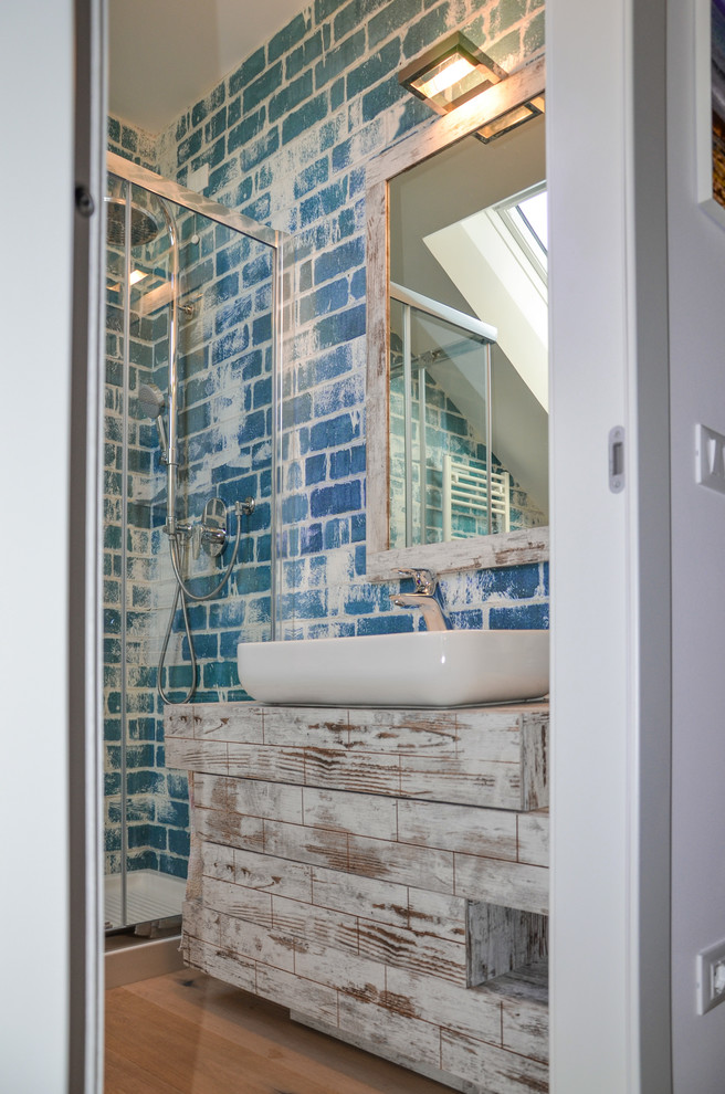 Idee per una piccola stanza da bagno con doccia stile shabby con ante lisce, ante in legno chiaro, doccia ad angolo, WC sospeso, pareti blu, parquet chiaro, lavabo a bacinella e top in laminato